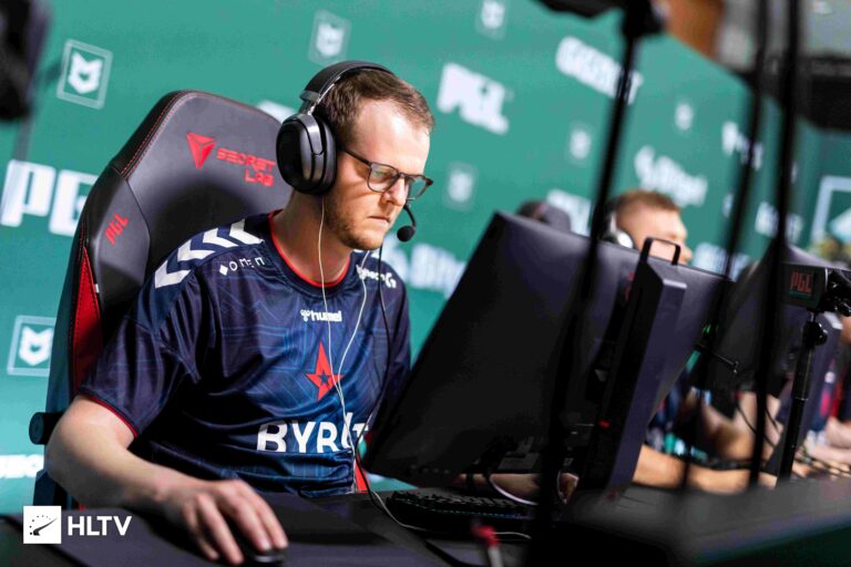 Xyp9x becomes the first CS:GO pro to play 1,000 maps at LANs!